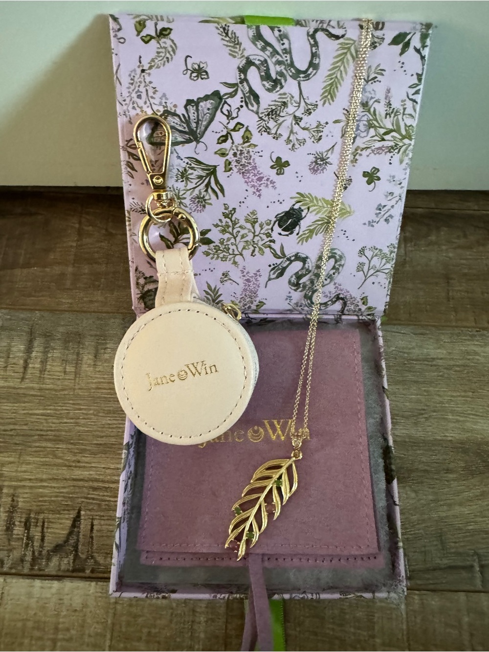 JANE WIN PALM LEAF PENDANT NECKLACE AND KEYCHAIN JEWELRY HOLDER